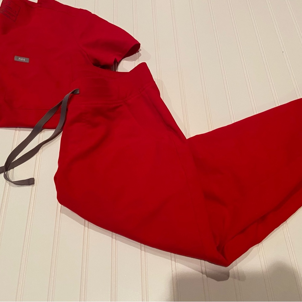 FIGS Pop Red Set